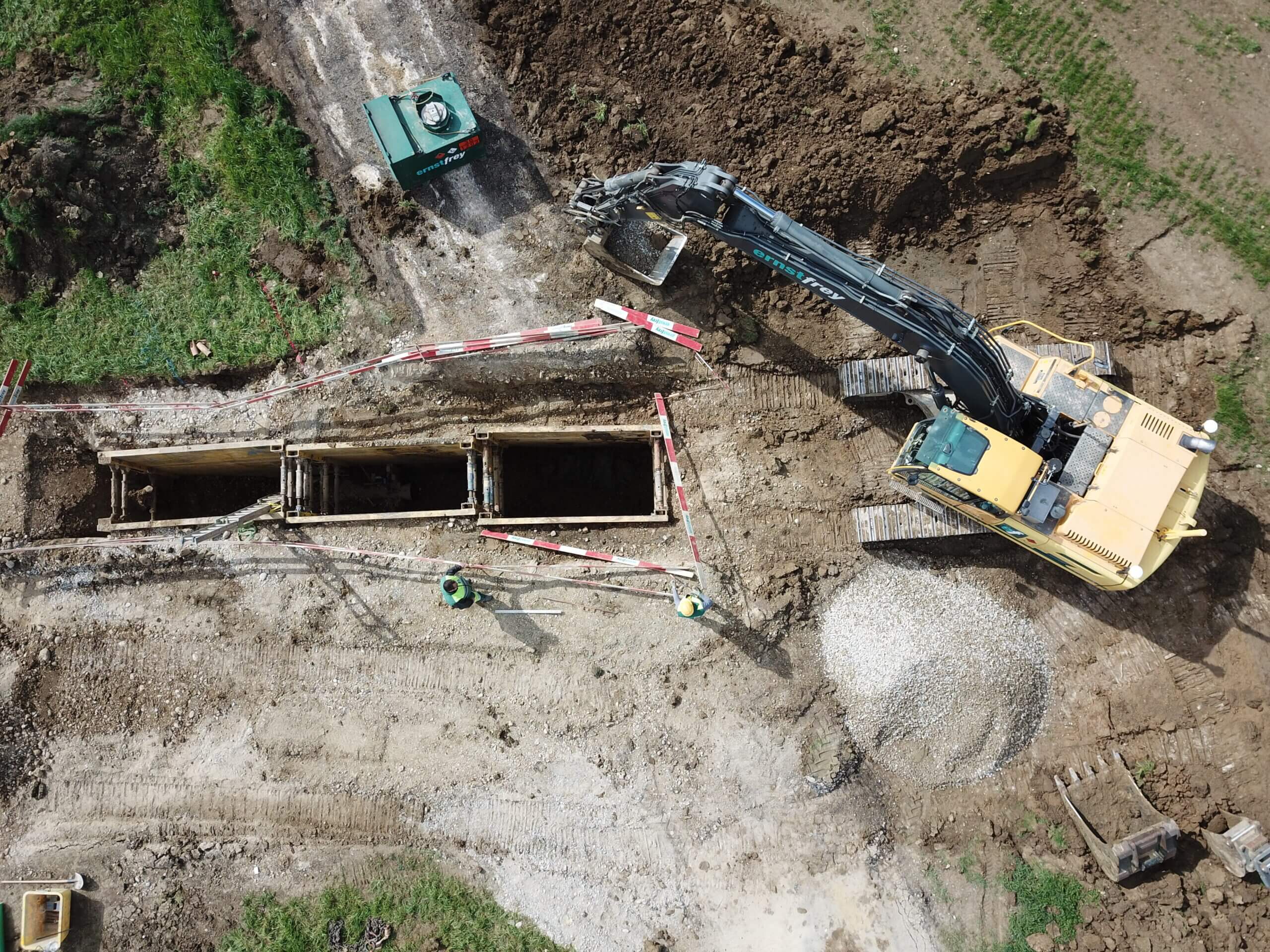 Strassen- und Tiefbau | Erschliessung mit Lärmschutzwand | Eine Erfolgsgeschichte der Ernst Frey AG: Strassenbauten, Fusswege, Sauber- und Schmutzwasserleitungen und Werkleitungen, alles aus einer Hand.