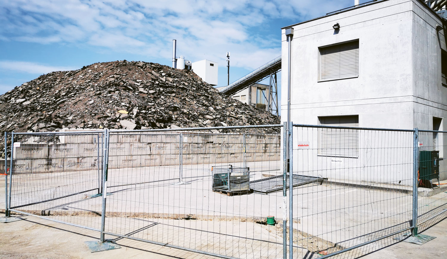 Umbau und Sanierung Plus | Anbau und Erweiterung Betonwerk Eine Erfolgsgeschichte der Ernst Frey AG: Die Erweiterung der Büroräumlichkeiten unserer Abteilung Baustoffe Rinau ist ein gelungenes Projekt in eigener Sache.