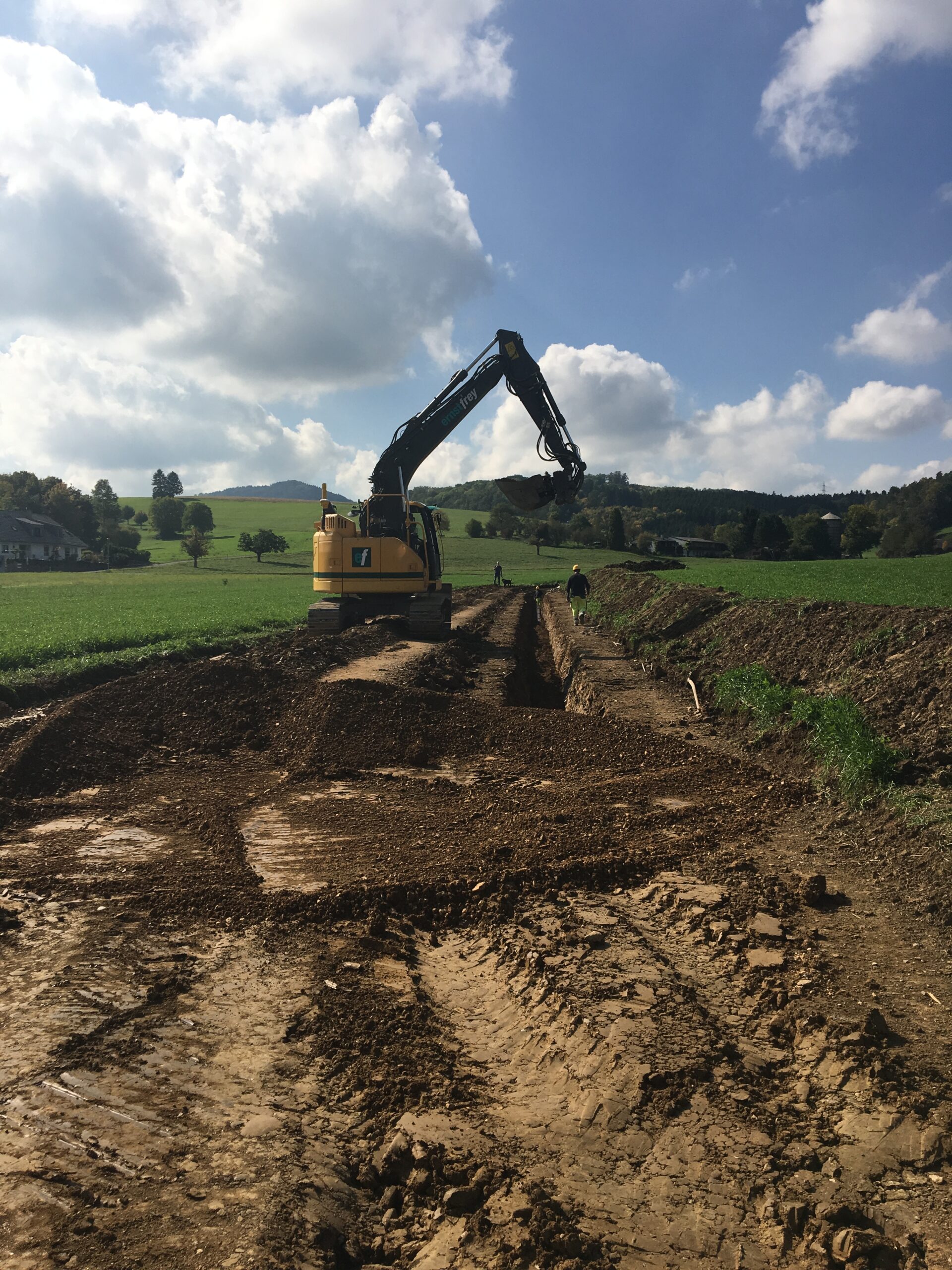 Strassen- und Tiefbau | Erschliessung mit Lärmschutzwand | Eine Erfolgsgeschichte der Ernst Frey AG: Strassenbauten, Fusswege, Sauber- und Schmutzwasserleitungen und Werkleitungen, alles aus einer Hand.