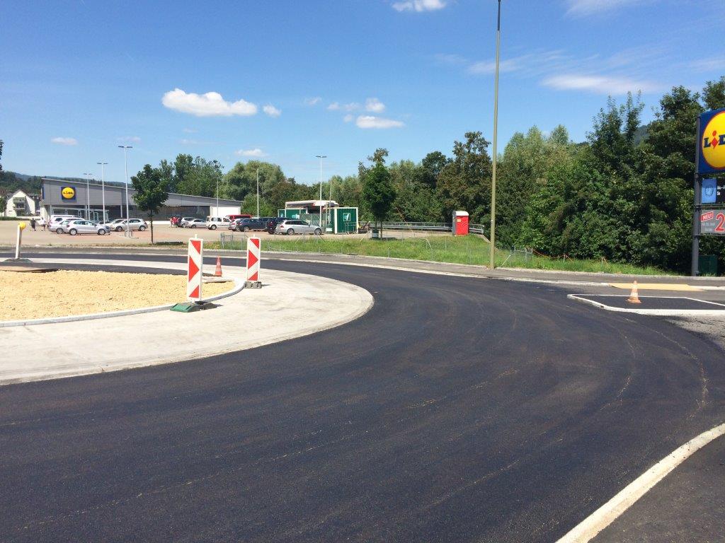 Strassen- und Tiefbau | Strassensanierung und Neubau Kreisel | Eine Erfolgsgeschichte der Ernst Frey AG: In Lausen haben wir eine Kantonsstrasse instandgesetzt und einen Kreisel errichtet. Jetzt mehr darüber erfahren.