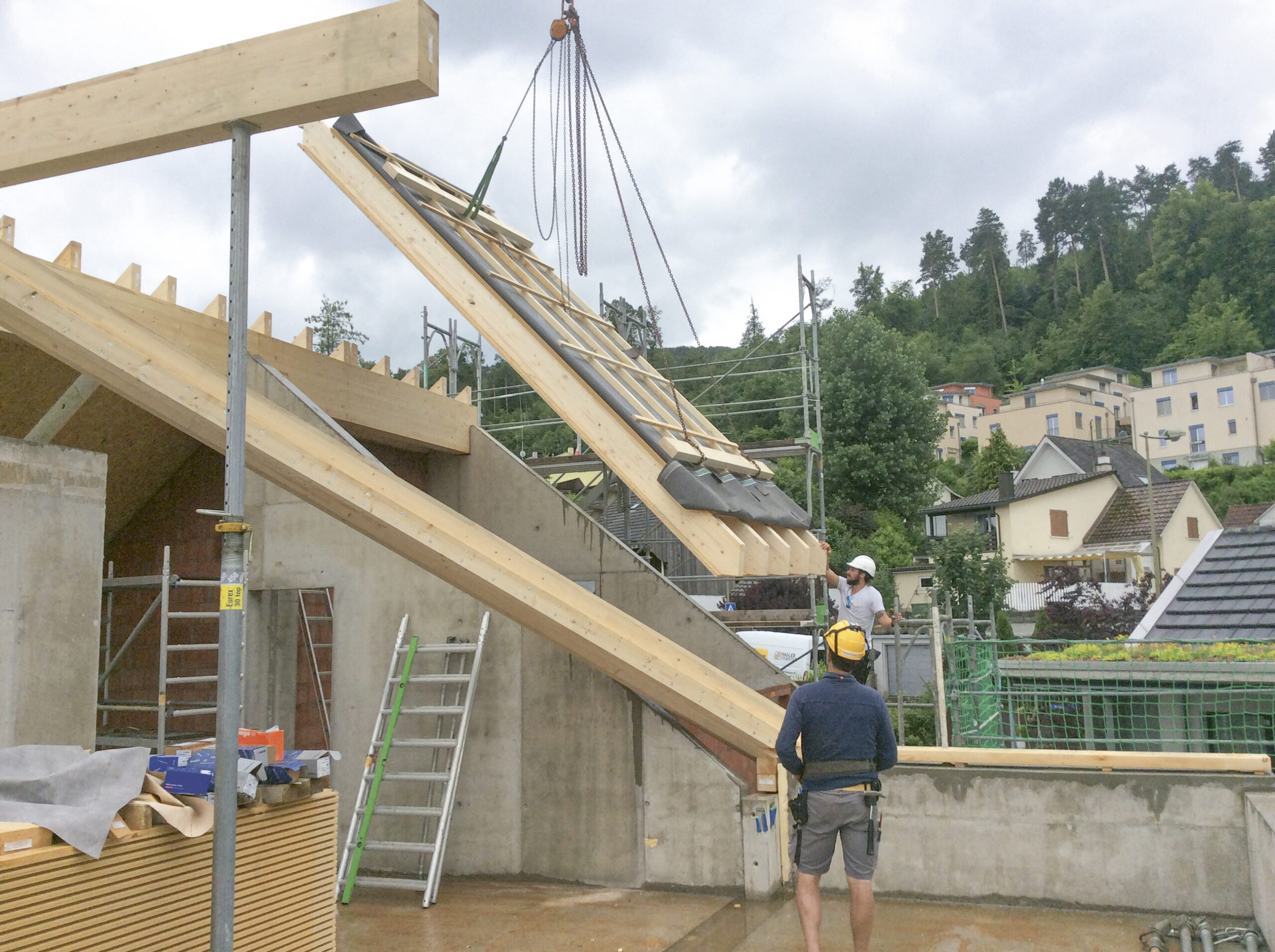 Ernst Frey, Umbau und Sanierung, 2021, Im Mühlegarten, Dachstuhl in Elementbauweise, Eindeckung mit Trapezblechbahnen, Blickschutz in Holz, Ettingen, im Mühlegarten